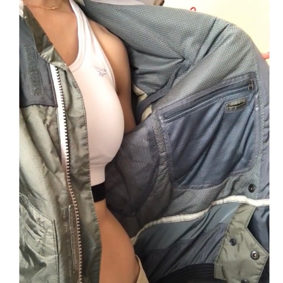 Almost brand new Burton Tactic snow jacket - Picture 3 of 15